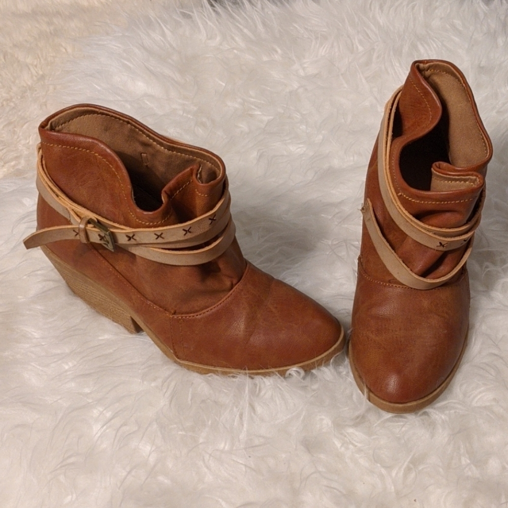 Qupid Camel/Tan Bag-top Booties Size 6.5